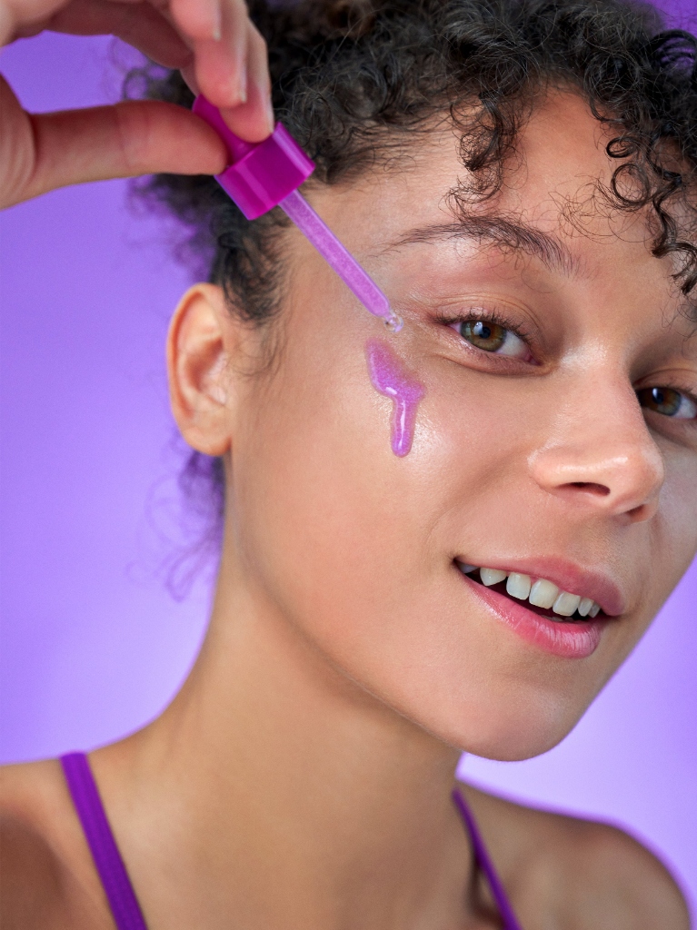 Mulher aplicando o Serum Eqqualberry
